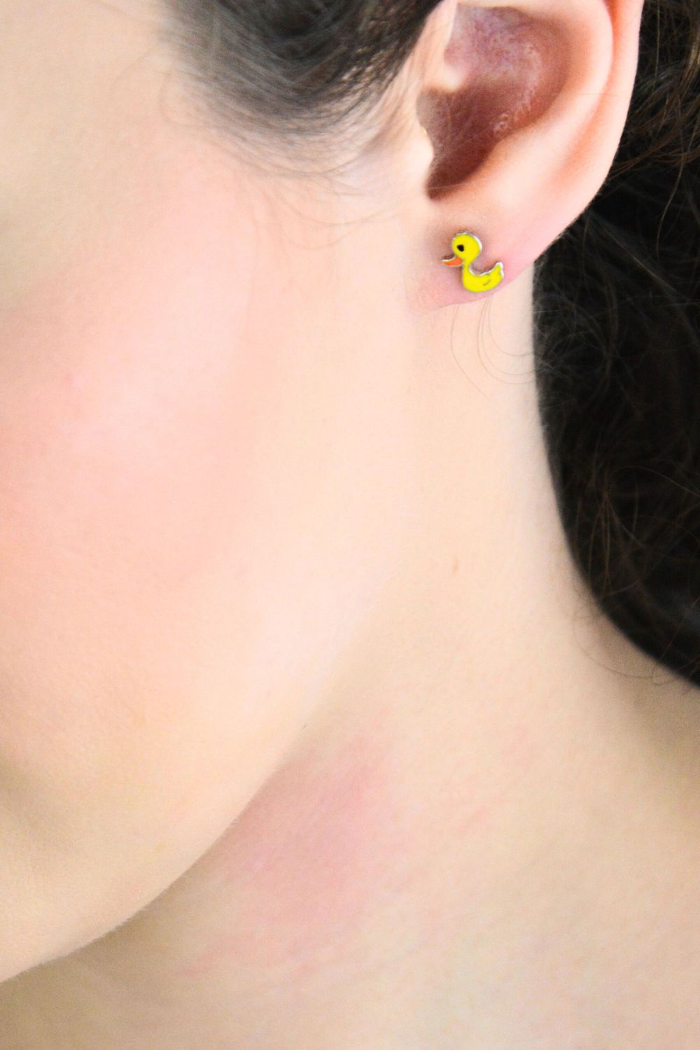 Urocze kolczyki dziecięce ze srebra 925 w kształcie kaczuszek, zdobione żółtą emalią. Bezpieczne zapięcie na sztyft, idealne dla dziewczynek.1.jpg